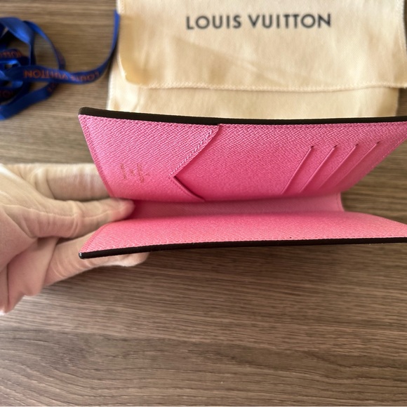 Louis Vuitton Monogram Wallet & Passport Holder LTD ED Vivienne Animation- Paris - Picture 10 of 17